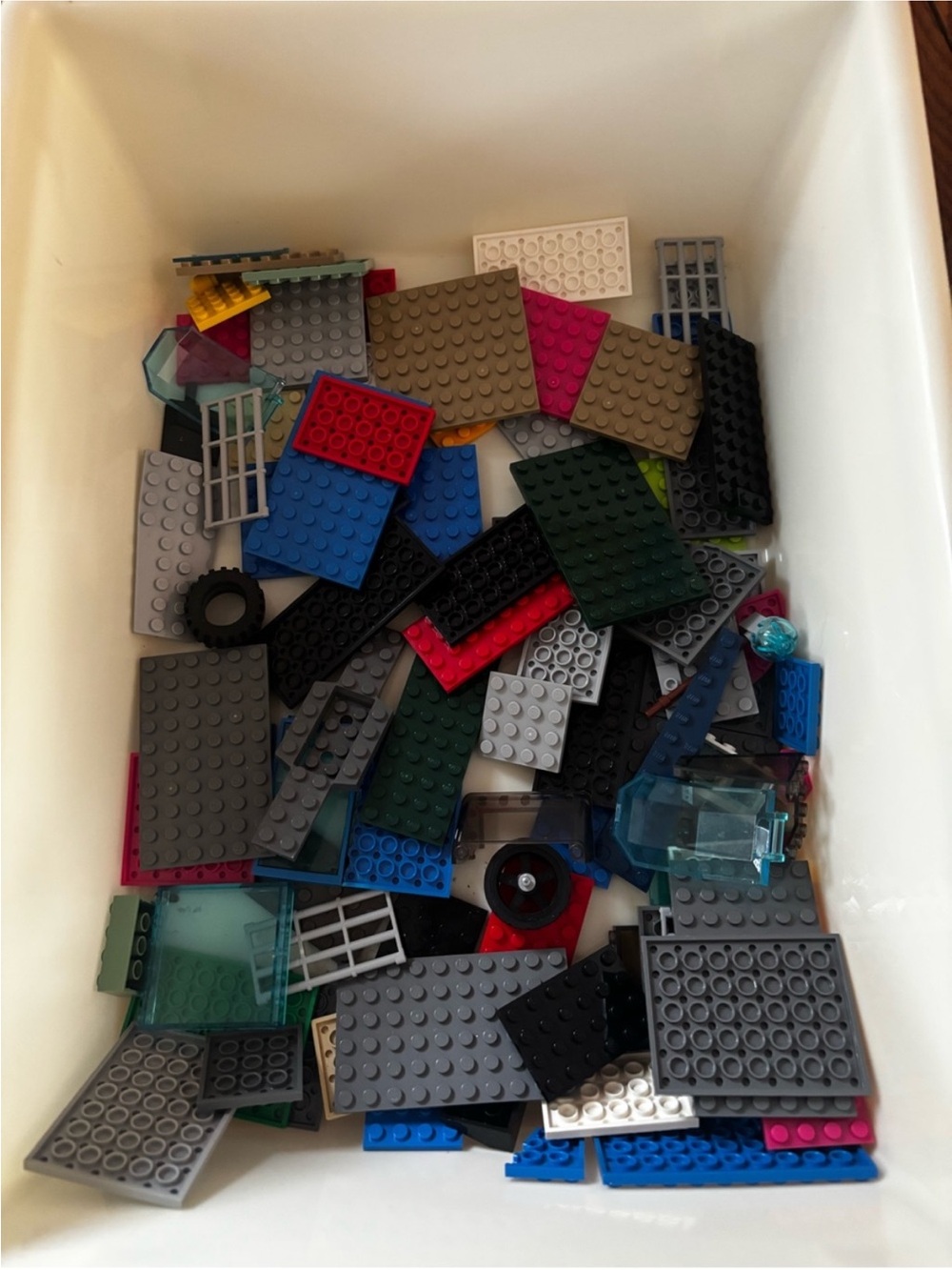 LEGOS with mini figures - Picture 4 of 9